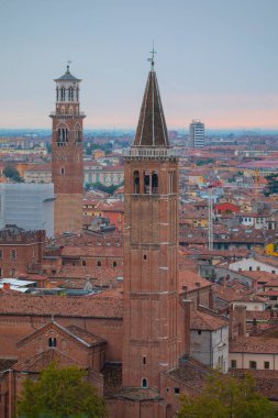 Ponte pietra (taş köprü) - 1. yüzyıl b.c. - en eski Roma anıt verona (unesco dünya mirası) ve adige Nehri, veneto, İtalya