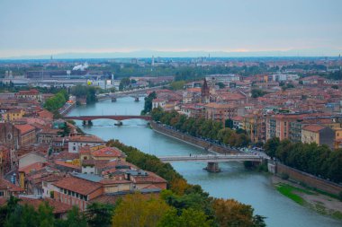 Ponte pietra (taş köprü) - 1. yüzyıl b.c. - en eski Roma anıt verona (unesco dünya mirası) ve adige Nehri, veneto, İtalya