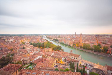 Ponte pietra (taş köprü) - 1. yüzyıl b.c. - en eski Roma anıt verona (unesco dünya mirası) ve adige Nehri, veneto, İtalya