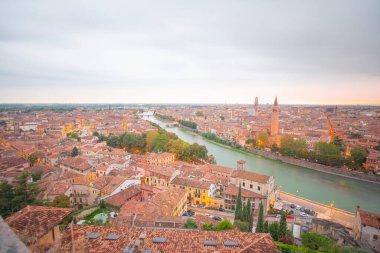 Ponte pietra (taş köprü) - 1. yüzyıl b.c. - en eski Roma anıt verona (unesco dünya mirası) ve adige Nehri, veneto, İtalya