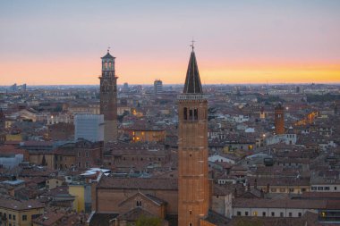 Ponte pietra (taş köprü) - 1. yüzyıl b.c. - en eski Roma anıt verona (unesco dünya mirası) ve adige Nehri, veneto, İtalya