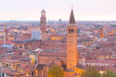Ponte pietra (taş köprü) - 1. yüzyıl b.c. - en eski Roma anıt verona (unesco dünya mirası) ve adige Nehri, veneto, İtalya