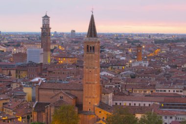 Ponte pietra (taş köprü) - 1. yüzyıl b.c. - en eski Roma anıt verona (unesco dünya mirası) ve adige Nehri, veneto, İtalya
