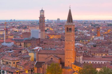 Ponte pietra (taş köprü) - 1. yüzyıl b.c. - en eski Roma anıt verona (unesco dünya mirası) ve adige Nehri, veneto, İtalya