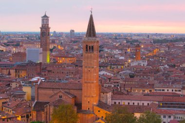 Ponte pietra (taş köprü) - 1. yüzyıl b.c. - en eski Roma anıt verona (unesco dünya mirası) ve adige Nehri, veneto, İtalya