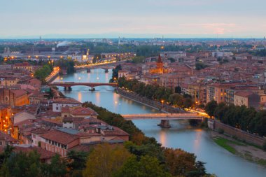 Ponte pietra (taş köprü) - 1. yüzyıl b.c. - en eski Roma anıt verona (unesco dünya mirası) ve adige Nehri, veneto, İtalya