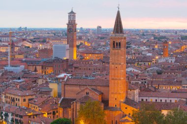Ponte pietra (taş köprü) - 1. yüzyıl b.c. - en eski Roma anıt verona (unesco dünya mirası) ve adige Nehri, veneto, İtalya