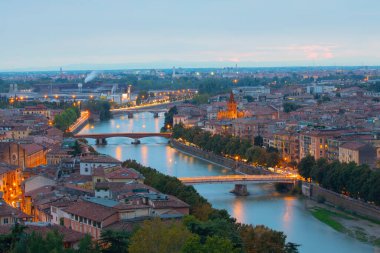 Ponte pietra (taş köprü) - 1. yüzyıl b.c. - en eski Roma anıt verona (unesco dünya mirası) ve adige Nehri, veneto, İtalya