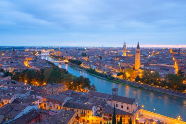 Ponte pietra (taş köprü) - 1. yüzyıl b.c. - en eski Roma anıt verona (unesco dünya mirası) ve adige Nehri, veneto, İtalya