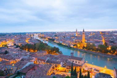 Ponte pietra (taş köprü) - 1. yüzyıl b.c. - en eski Roma anıt verona (unesco dünya mirası) ve adige Nehri, veneto, İtalya