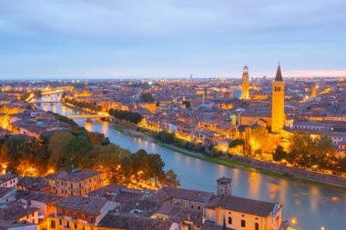 Ponte pietra (taş köprü) - 1. yüzyıl b.c. - en eski Roma anıt verona (unesco dünya mirası) ve adige Nehri, veneto, İtalya