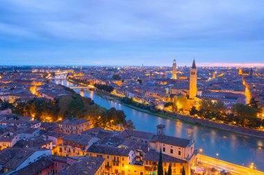 Ponte pietra (taş köprü) - 1. yüzyıl b.c. - en eski Roma anıt verona (unesco dünya mirası) ve adige Nehri, veneto, İtalya