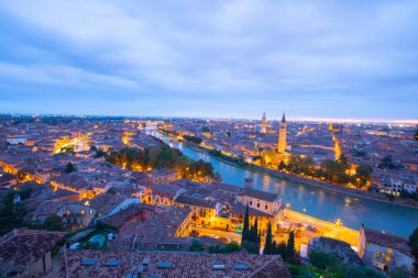 Ponte pietra (taş köprü) - 1. yüzyıl b.c. - en eski Roma anıt verona (unesco dünya mirası) ve adige Nehri, veneto, İtalya