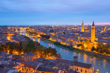 Ponte pietra (taş köprü) - 1. yüzyıl b.c. - en eski Roma anıt verona (unesco dünya mirası) ve adige Nehri, veneto, İtalya