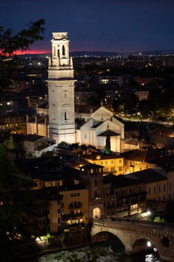 Ponte pietra (taş köprü) - 1. yüzyıl b.c. - en eski Roma anıt verona (unesco dünya mirası) ve adige Nehri, veneto, İtalya