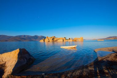 Bafa Gölü, Herakleia harabeleri ve balıkçı tekneleri ile dolu Kapkr gibi geleneksel köylerle çevrili huzurlu bir yerdir.