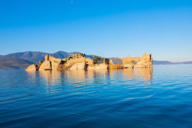 Bafa Gölü, Herakleia harabeleri ve balıkçı tekneleri ile dolu Kapkr gibi geleneksel köylerle çevrili huzurlu bir yerdir.