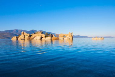 Bafa Gölü, Herakleia harabeleri ve balıkçı tekneleri ile dolu Kapkr gibi geleneksel köylerle çevrili huzurlu bir yerdir.
