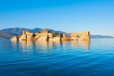 Bafa Gölü, Herakleia harabeleri ve balıkçı tekneleri ile dolu Kapkr gibi geleneksel köylerle çevrili huzurlu bir yerdir.