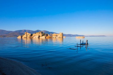 Bafa Gölü, Herakleia harabeleri ve balıkçı tekneleri ile dolu Kapkr gibi geleneksel köylerle çevrili huzurlu bir yerdir.