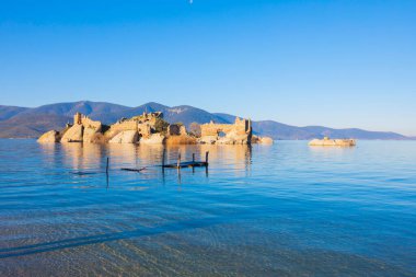 Bafa Gölü, Herakleia harabeleri ve balıkçı tekneleri ile dolu Kapkr gibi geleneksel köylerle çevrili huzurlu bir yerdir.