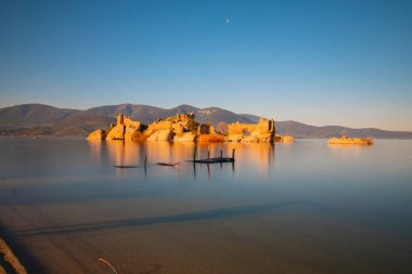 Bafa Gölü, Herakleia harabeleri ve balıkçı tekneleri ile dolu Kapkr gibi geleneksel köylerle çevrili huzurlu bir yerdir.