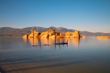 Bafa Gölü, Herakleia harabeleri ve balıkçı tekneleri ile dolu Kapkr gibi geleneksel köylerle çevrili huzurlu bir yerdir.