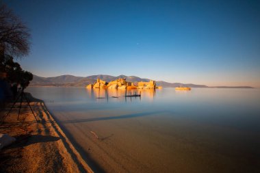 Bafa Gölü, Herakleia harabeleri ve balıkçı tekneleri ile dolu Kapkr gibi geleneksel köylerle çevrili huzurlu bir yerdir.
