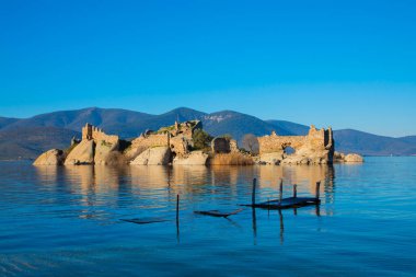 Bafa Gölü, Herakleia harabeleri ve balıkçı tekneleri ile dolu Kapkr gibi geleneksel köylerle çevrili huzurlu bir yerdir.