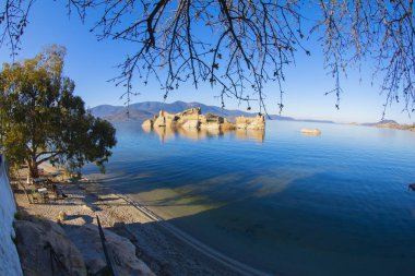 Bafa Gölü, Herakleia harabeleri ve balıkçı tekneleri ile dolu Kapkr gibi geleneksel köylerle çevrili huzurlu bir yerdir.