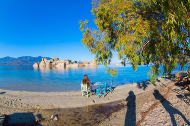 Bafa Gölü, Herakleia harabeleri ve balıkçı tekneleri ile dolu Kapkr gibi geleneksel köylerle çevrili huzurlu bir yerdir.