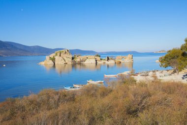 Bafa Gölü, Herakleia harabeleri ve balıkçı tekneleri ile dolu Kapkr gibi geleneksel köylerle çevrili huzurlu bir yerdir.