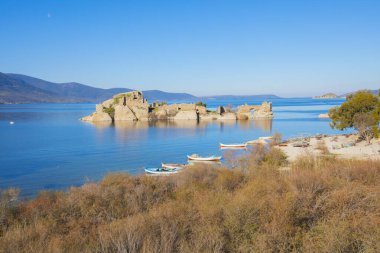 Bafa Gölü, Herakleia harabeleri ve balıkçı tekneleri ile dolu Kapkr gibi geleneksel köylerle çevrili huzurlu bir yerdir.