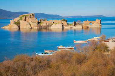 Bafa Gölü, Herakleia harabeleri ve balıkçı tekneleri ile dolu Kapkr gibi geleneksel köylerle çevrili huzurlu bir yerdir.
