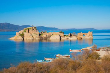 Bafa Gölü, Herakleia harabeleri ve balıkçı tekneleri ile dolu Kapkr gibi geleneksel köylerle çevrili huzurlu bir yerdir.