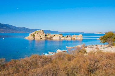 Bafa Gölü, Herakleia harabeleri ve balıkçı tekneleri ile dolu Kapkr gibi geleneksel köylerle çevrili huzurlu bir yerdir.