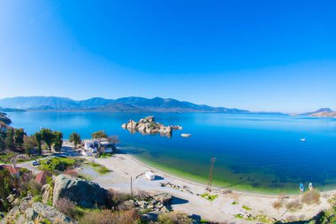 Bafa Gölü, Herakleia harabeleri ve balıkçı tekneleri ile dolu Kapkr gibi geleneksel köylerle çevrili huzurlu bir yerdir.