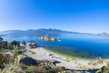 Bafa Gölü, Herakleia harabeleri ve balıkçı tekneleri ile dolu Kapkr gibi geleneksel köylerle çevrili huzurlu bir yerdir.