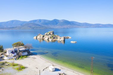 Bafa Gölü, Herakleia harabeleri ve balıkçı tekneleri ile dolu Kapkr gibi geleneksel köylerle çevrili huzurlu bir yerdir.