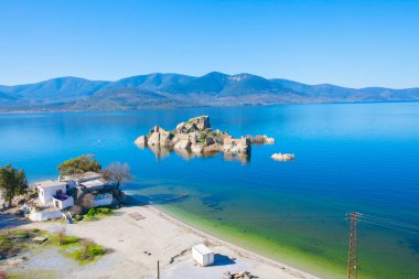 Bafa Gölü, Herakleia harabeleri ve balıkçı tekneleri ile dolu Kapkr gibi geleneksel köylerle çevrili huzurlu bir yerdir.