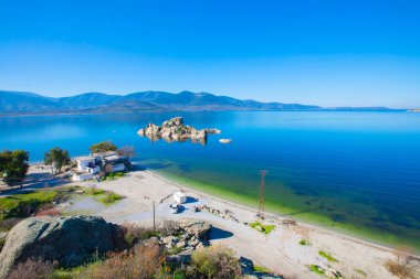 Bafa Gölü, Herakleia harabeleri ve balıkçı tekneleri ile dolu Kapkr gibi geleneksel köylerle çevrili huzurlu bir yerdir.