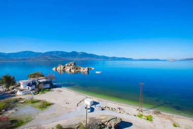Bafa Gölü, Herakleia harabeleri ve balıkçı tekneleri ile dolu Kapkr gibi geleneksel köylerle çevrili huzurlu bir yerdir.