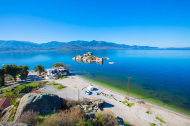 Bafa Gölü, Herakleia harabeleri ve balıkçı tekneleri ile dolu Kapkr gibi geleneksel köylerle çevrili huzurlu bir yerdir.