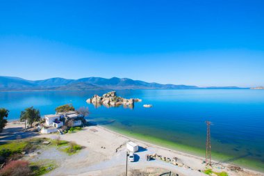 Bafa Gölü, Herakleia harabeleri ve balıkçı tekneleri ile dolu Kapkr gibi geleneksel köylerle çevrili huzurlu bir yerdir.
