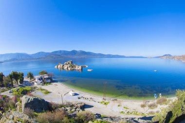 Bafa Gölü, Herakleia harabeleri ve balıkçı tekneleri ile dolu Kapkr gibi geleneksel köylerle çevrili huzurlu bir yerdir.