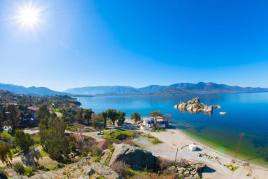 Bafa Gölü, Herakleia harabeleri ve balıkçı tekneleri ile dolu Kapkr gibi geleneksel köylerle çevrili huzurlu bir yerdir.