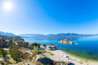 Bafa Gölü, Herakleia harabeleri ve balıkçı tekneleri ile dolu Kapkr gibi geleneksel köylerle çevrili huzurlu bir yerdir.