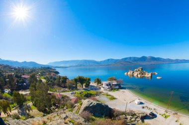 Bafa Gölü, Herakleia harabeleri ve balıkçı tekneleri ile dolu Kapkr gibi geleneksel köylerle çevrili huzurlu bir yerdir.