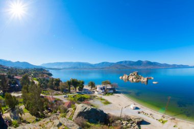 Bafa Gölü, Herakleia harabeleri ve balıkçı tekneleri ile dolu Kapkr gibi geleneksel köylerle çevrili huzurlu bir yerdir.
