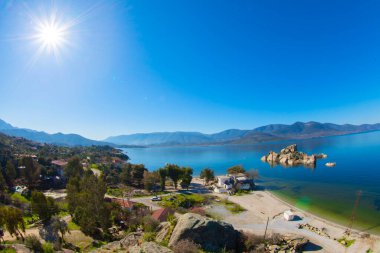 Bafa Gölü, Herakleia harabeleri ve balıkçı tekneleri ile dolu Kapkr gibi geleneksel köylerle çevrili huzurlu bir yerdir.